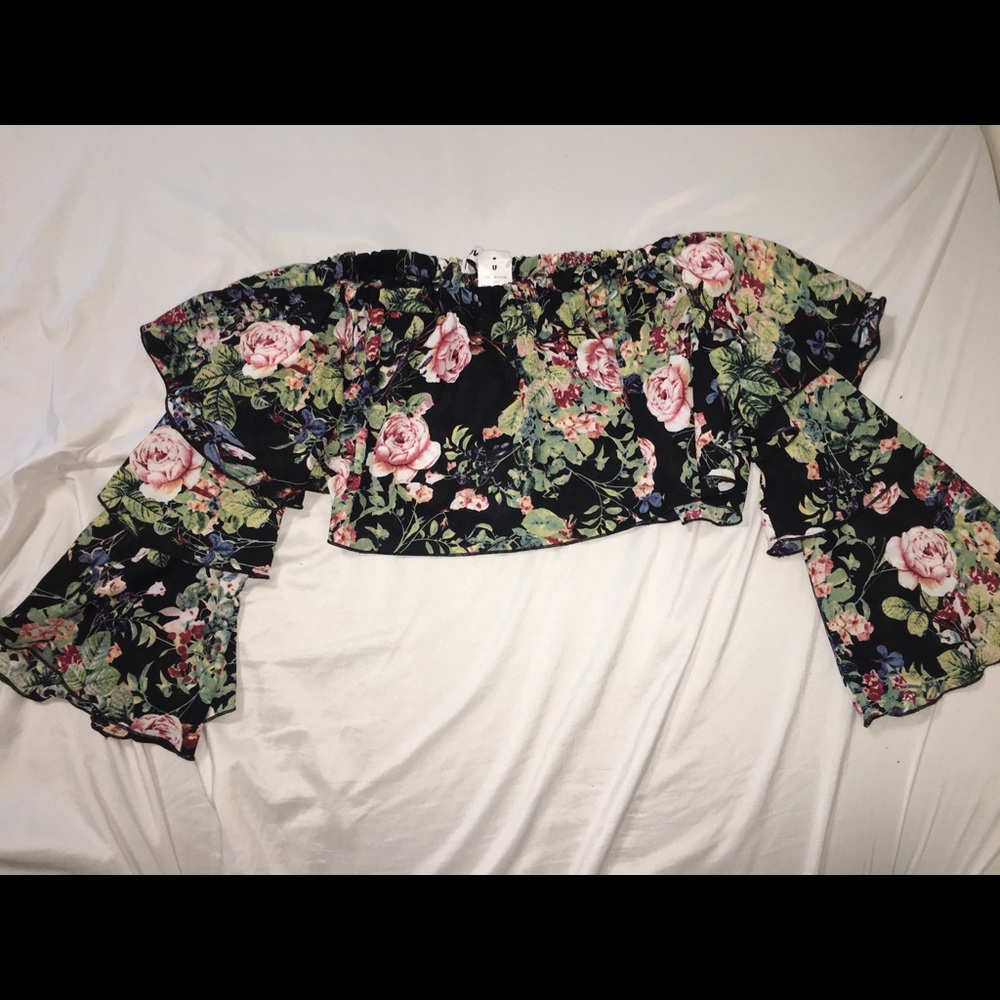 Floral off the shoulders ruffle sleeves crop top.